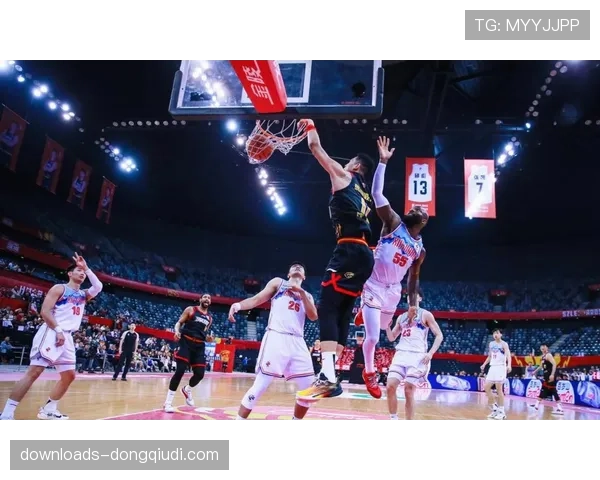 【2026年4月CBA联赛赛事内容国际化趋势·赛前·特写特写：来自加拿大的CBA视频分析师，在季后赛期间每日工作16小时剪辑对手录像。